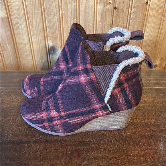 TOMS Kelsey 2.75" Wedge Heel Booties Boots Red Black Flannel Plaid 6 - Picture 2 of 8